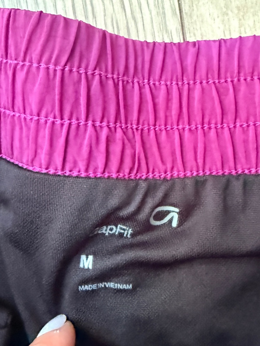 Gap Fit Size M Shorts in Rose Verbena - Picture 2 of 6